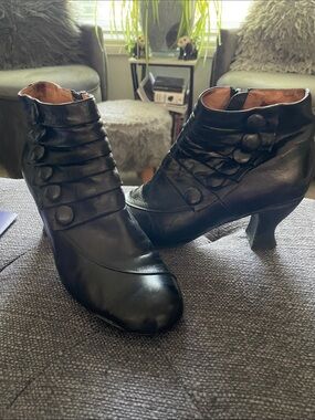 Miz mooz Black Button-Trim heeled Ankle Boots- black